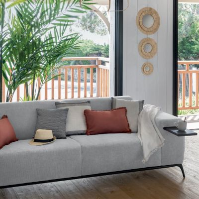 Sofa sztruksowa z wysuwanymi półkami szara