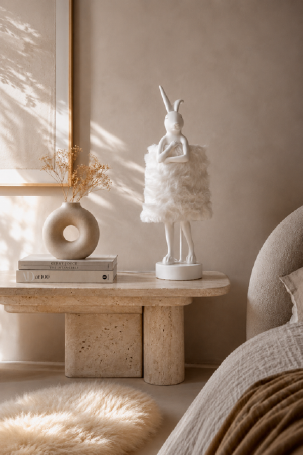 Lampa stołowa Animal Rabbit biała futerkowa 68 cm - Kare Design