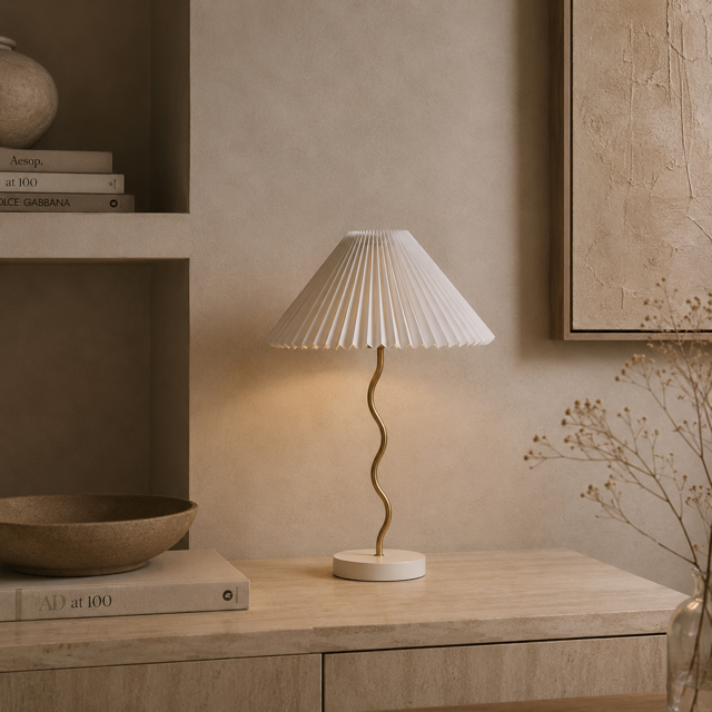 lampa-stolowa-biala-z-plisowanym-kloszem-1.png