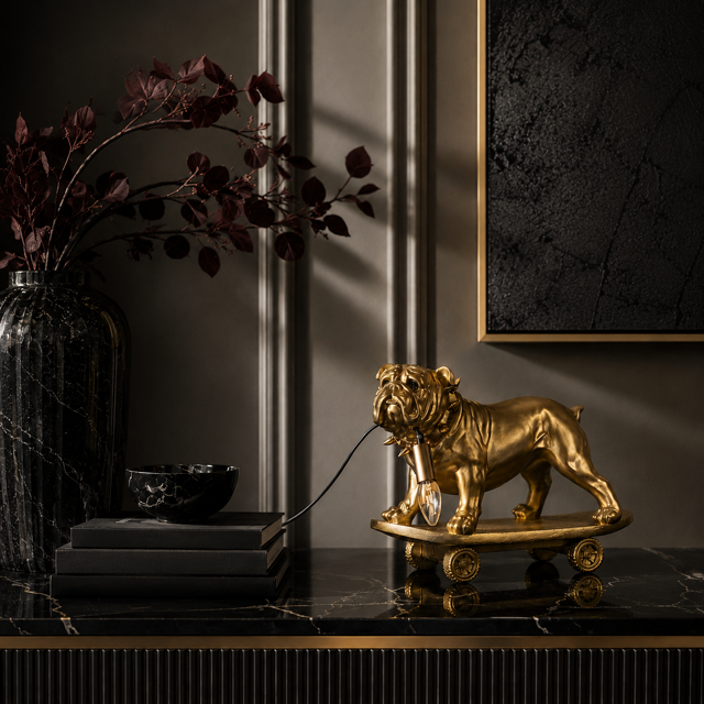 lampa-stolowa-bulldog-na-deskorolce-zlota-1.png